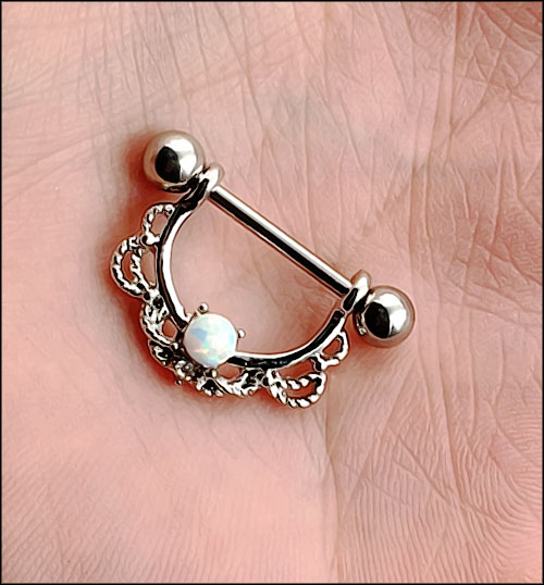 un piercing clou pour teton de femme