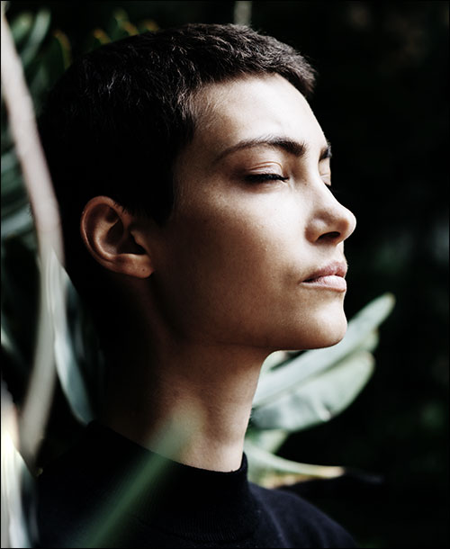 Une femme médite