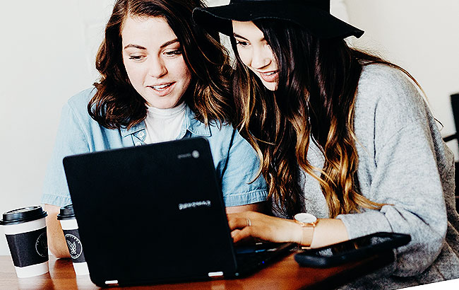 Deux filles sur un site de rencontre