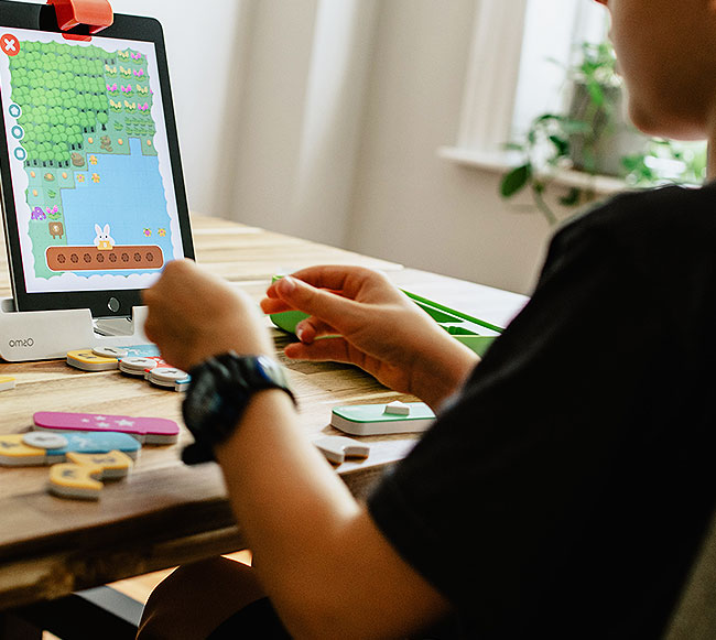 Enfant devant un jeu éducatif