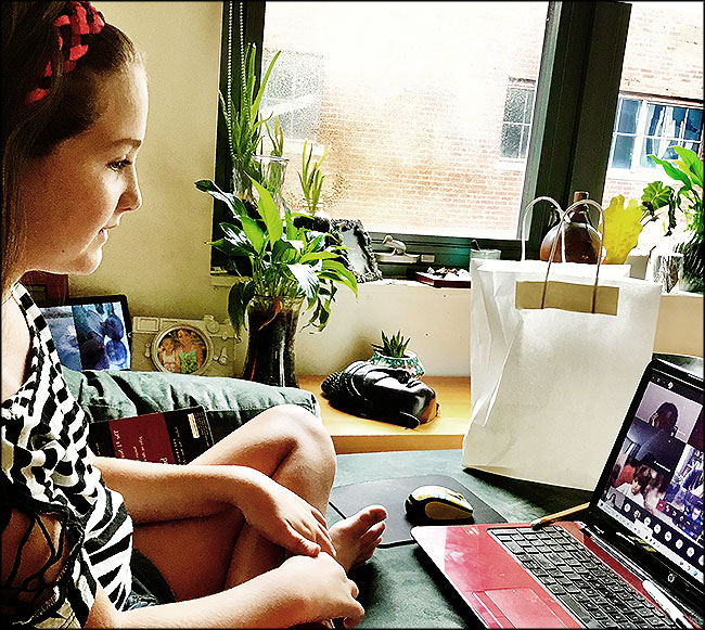 Petite fille devant des vidéos Youtube