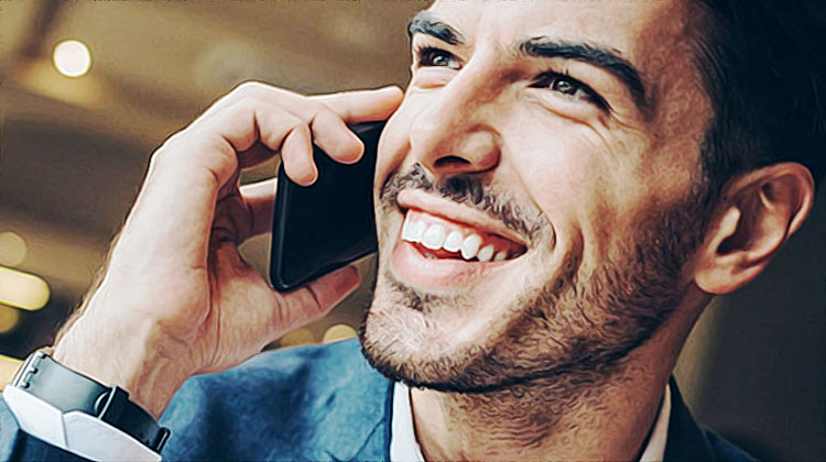 Un homme s'éclate en parlant au téléphone