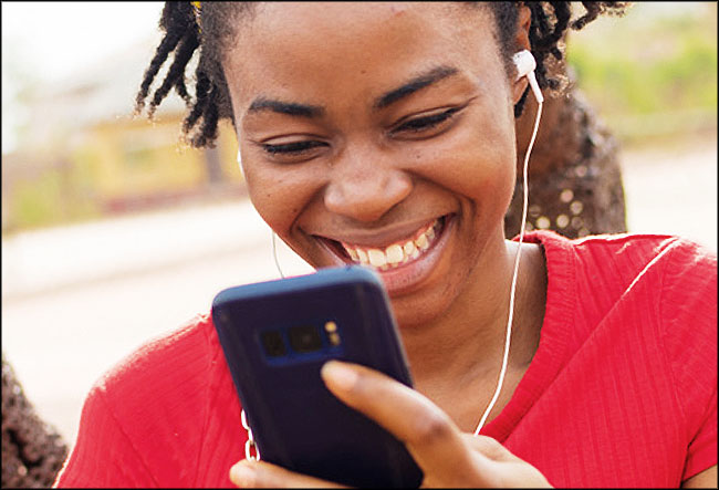 Une africaine avec ses écouteurs