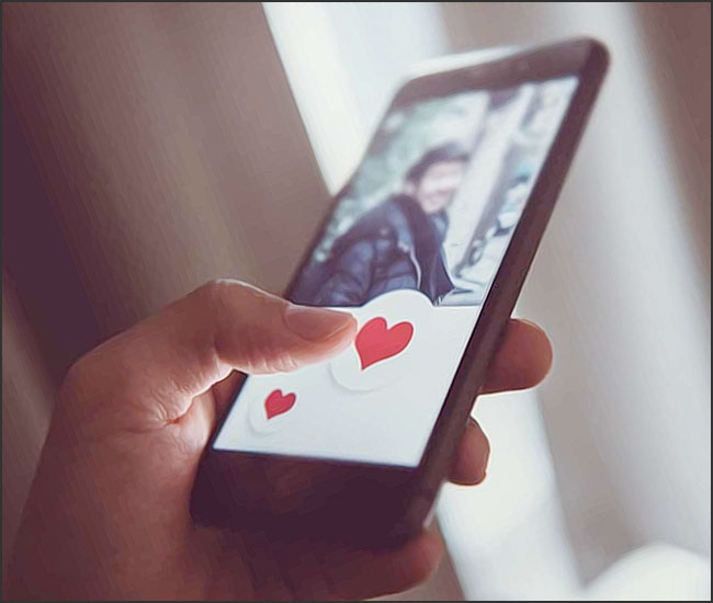 une fille utilise tinder pour rencontrer quelquun