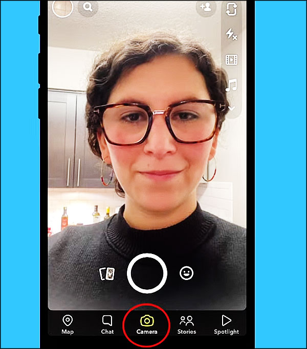 Une ado se prend en selfie sur Snapchat