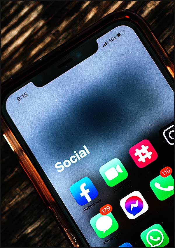 Facebook et autres chats : icônes sur un téléphone