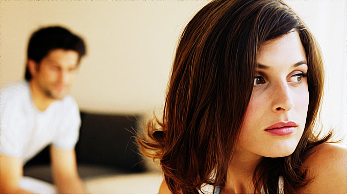Femme effrayée par son mari