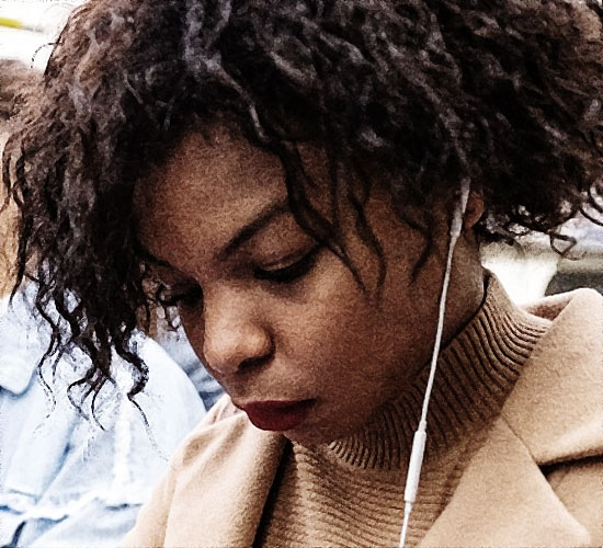 Femme inquiète se sent observée
