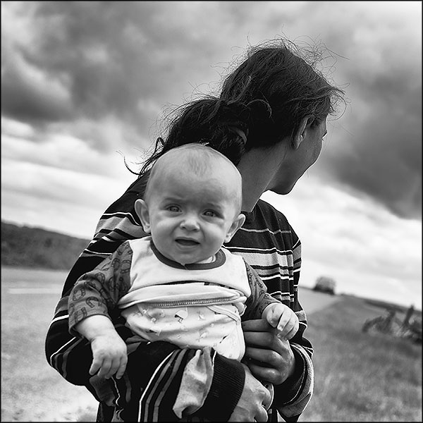 Une mère qui s'accroche à son bébé et qui ignore son mari