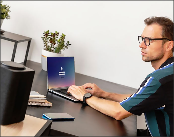 homme devant appareil alexa