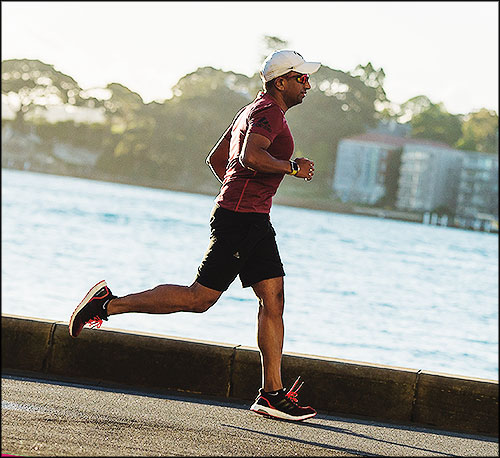 un homme fait son footing (sport)