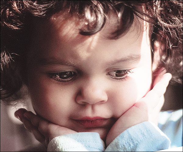 Petite fille pensive et faible