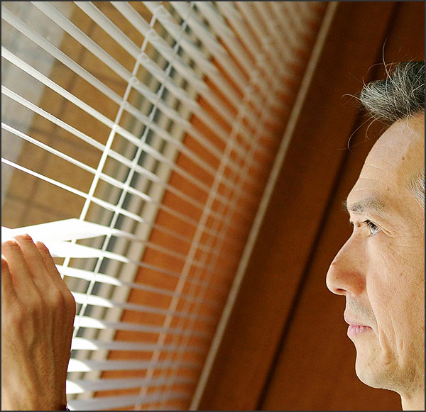 un patron en train de surveiller