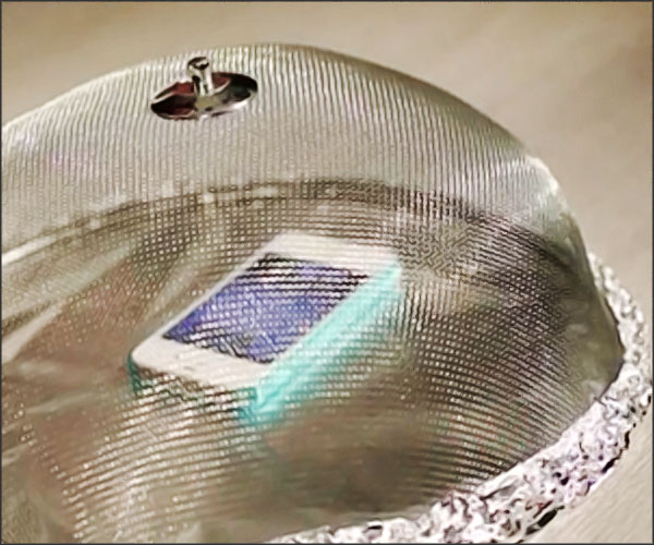 un telephone sous une cage de faraday