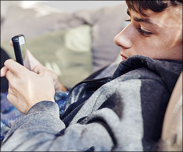 ado se cache pour regarder son telephone