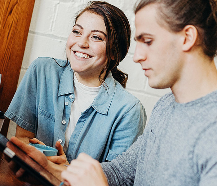 couple dont le mec surfe sur les reseaux sociaux