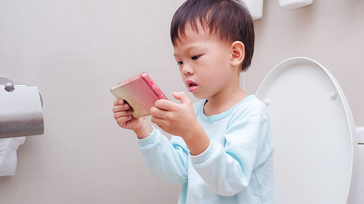 Un enfant à surveiller : joue dans les WC