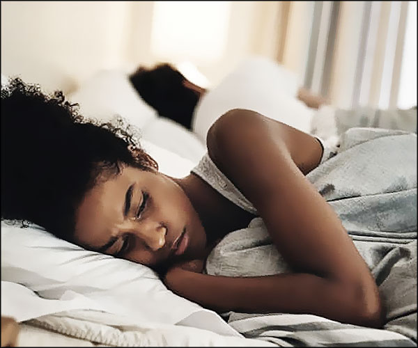 Une femme délaisse son mari dans le lit