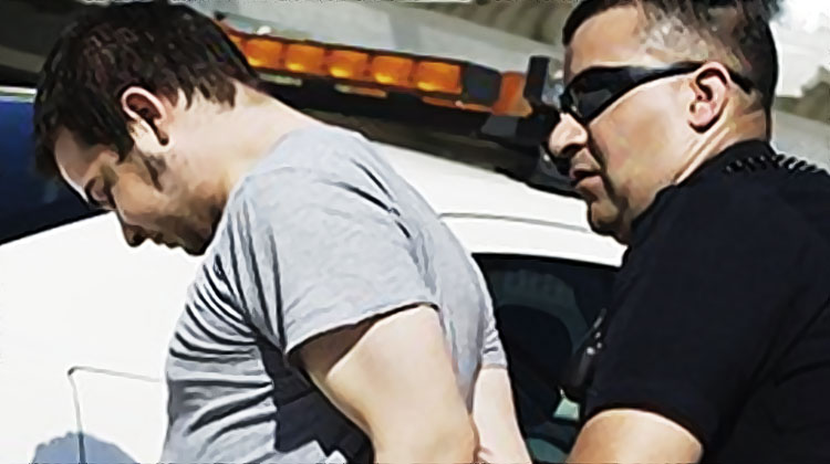 fils embarque par la police