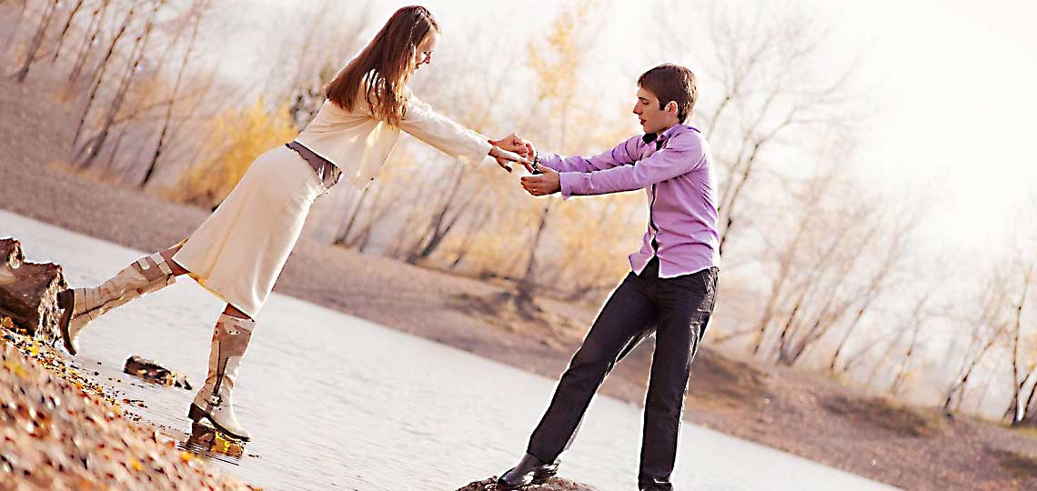 jeune couple amoureux teste leur confiance