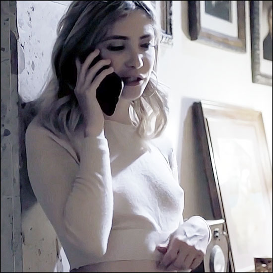 Une belle jeune femme téléphone