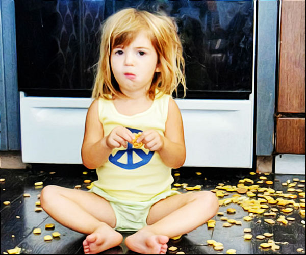 Une petite fille fait des bêtises