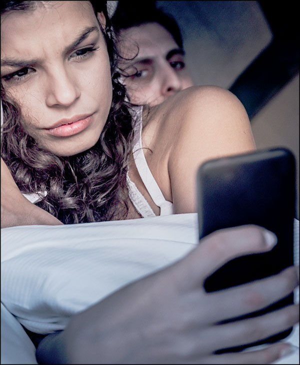 un mari regarde sa femme avec jalousie