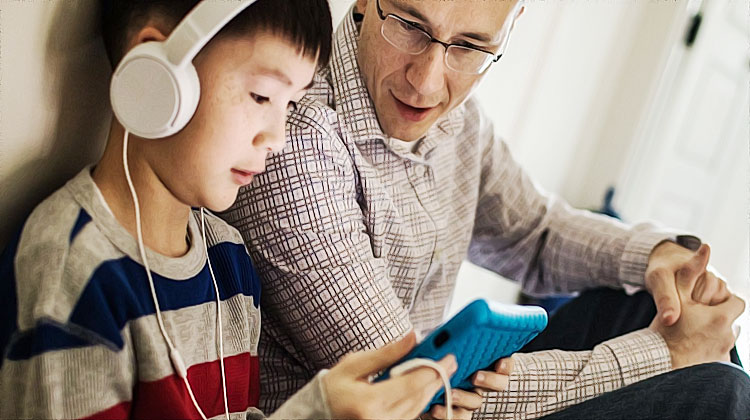 un papa sinteresse a ce que fait son enfant sur son telephone
