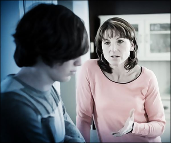 Une maman a une discussion avec son fils adolescent