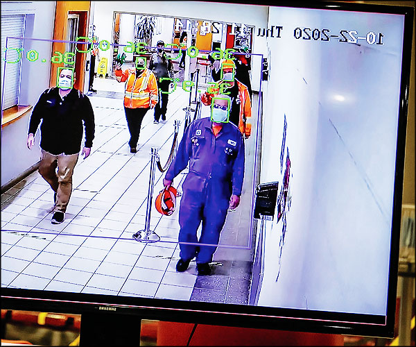 Visages d'employés reconnus par un logiciel de reconnaissance faciale