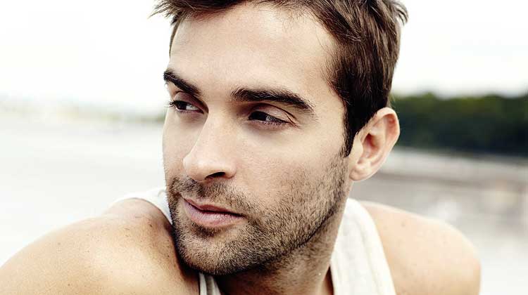 Un homme a les yeux baladeurs