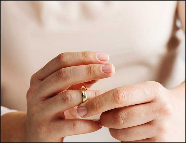 Une femme remet en cause son mariage