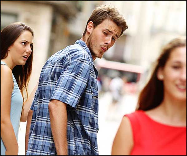 Un homme se retourne pour matter une fille