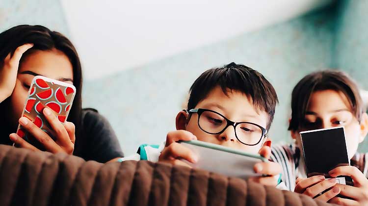 3 enfants accro à leur téléphone