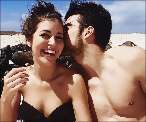 Un homme flatte une fille