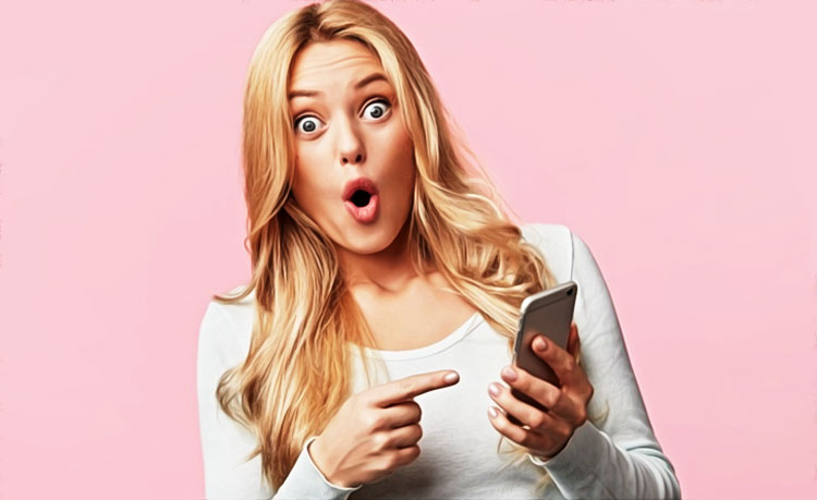 une fille blonde prend de nouvelles habitudes telephoniques