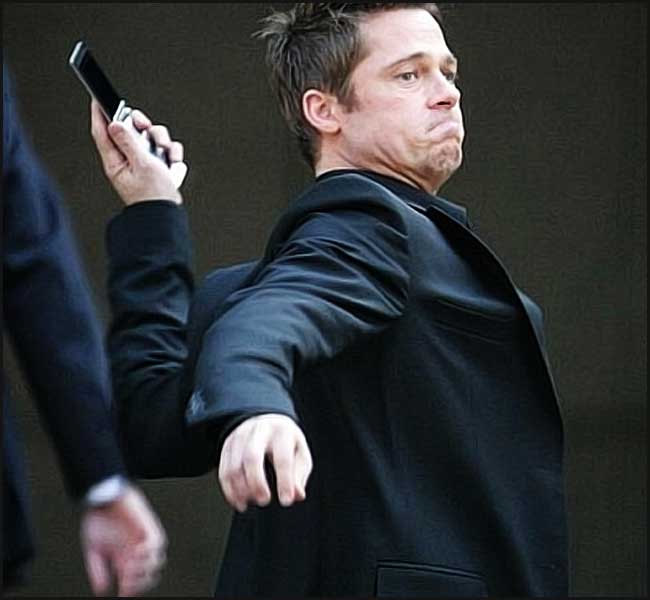 Brad Pitt balance un téléphone au loin