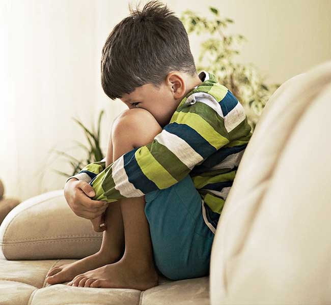 Un enfant réprimandé pleure
