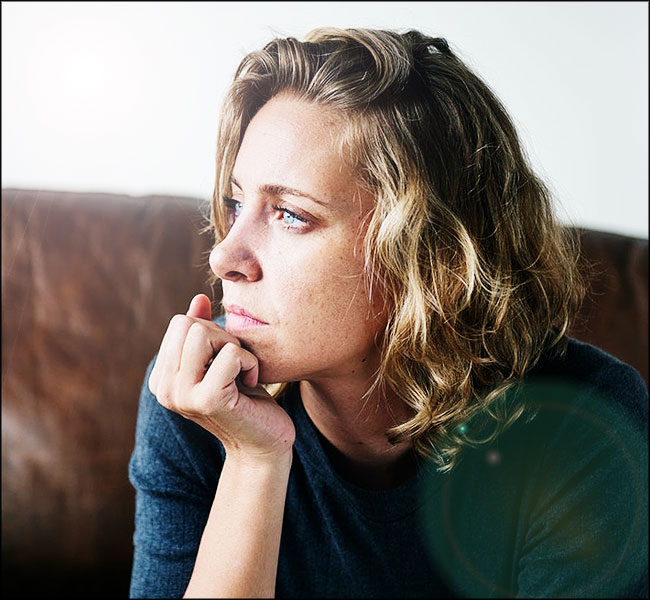Femme pensive regrette son geste ?
