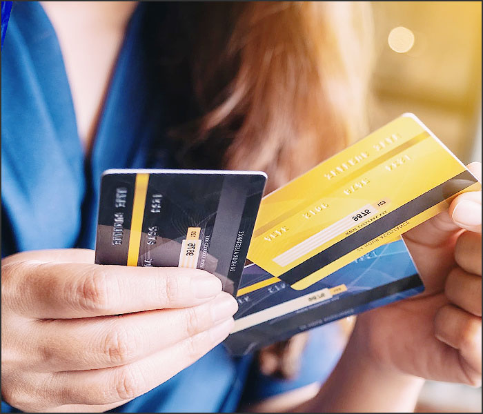femme tenant cartes de debit prepayees