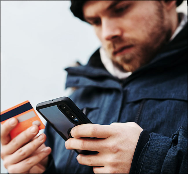 Homme réglant un achat avec Google Pay