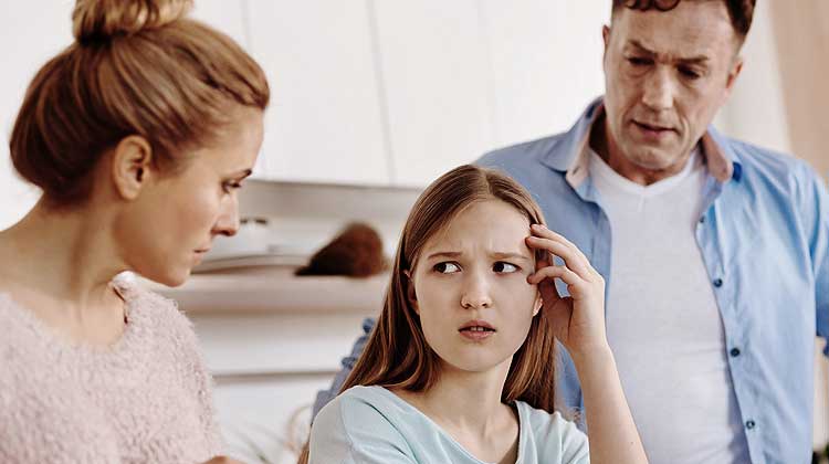 Des parents surveillent leur enfant (fille ado)