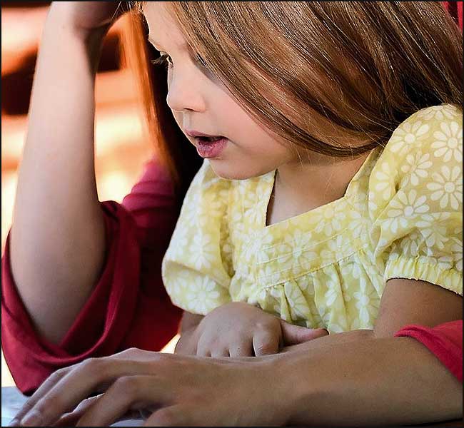 Petite fille surfe sur internet