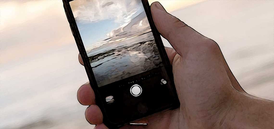 un homme montre son telephone portable