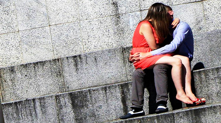 un mec emballe une fille