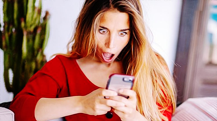 une femme conjoint espionne un telephone