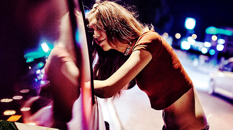 une prostituee racolle