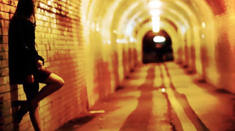 une prostituee sous un tunnel