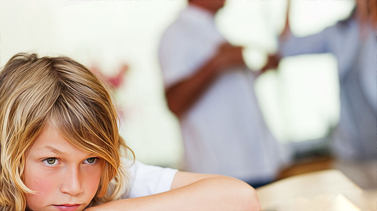 enfant pendant que ses parents se disputent