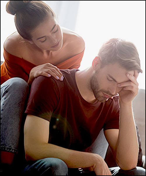 femme qui essaie de consoler son copain